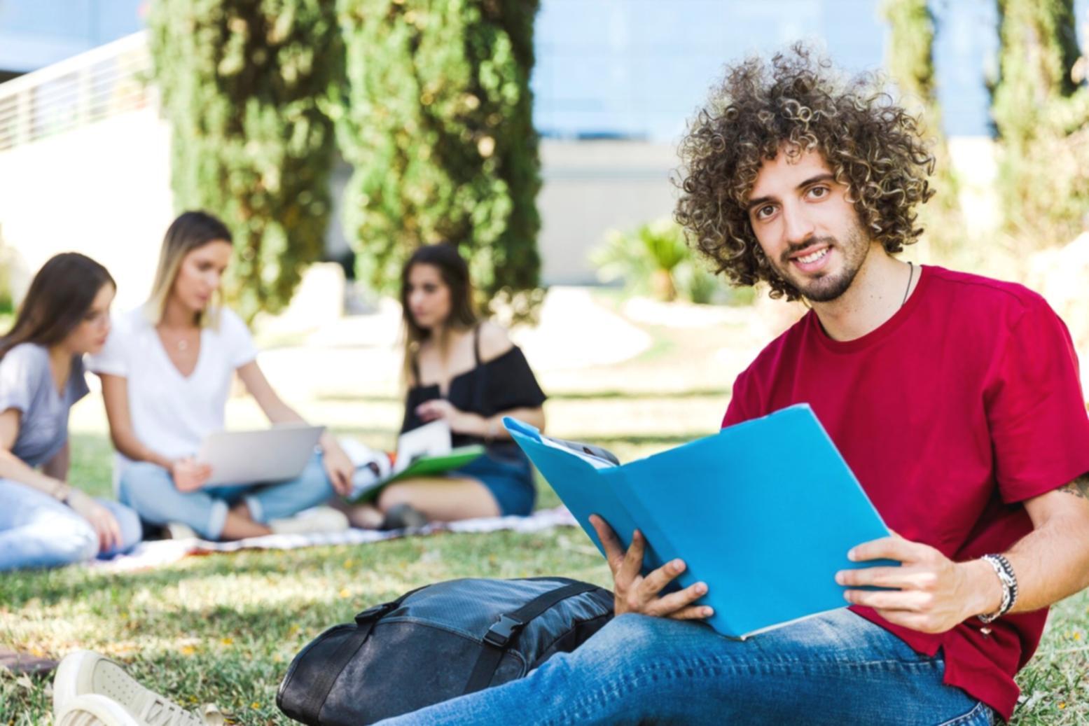 Ambiente di lavoro con setup di workstation per grafica 3D